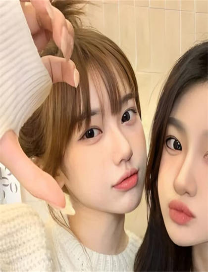 个人的《皇后娘娘下农村》的艺术：美学价值与创作技巧探讨